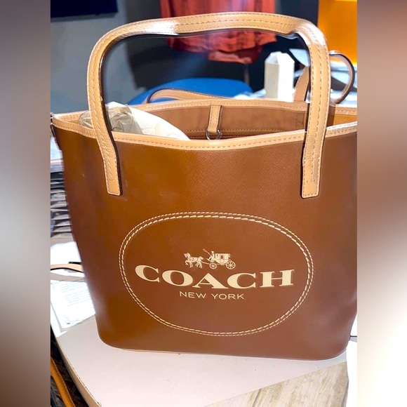 - Coach
Iconic Coach Brown/Beige Leather Shopper Tote - Picture 2 of 9